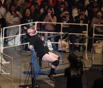 まさかの結末！ウルフアロン、たった128秒でプロレス初黒星 極悪軍団の介入＆凶器攻撃に沈み初の3カウント献上 成田蓮に敗れ王座陥落