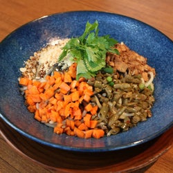 大注目のチャイニーズバルが銀座に初上陸! 中国5大麺の一つ「レッカン麺」は必食のおいしさ