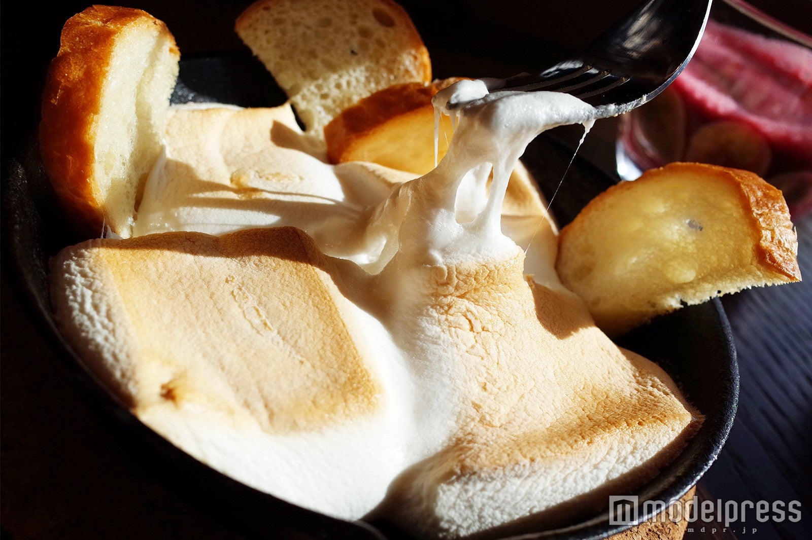 マシュマロの下にはチョコソース入り（C）モデルプレス