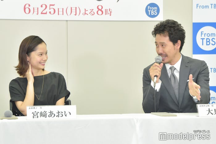 (左から)宮崎あおい、大泉洋 (C)モデルプレス