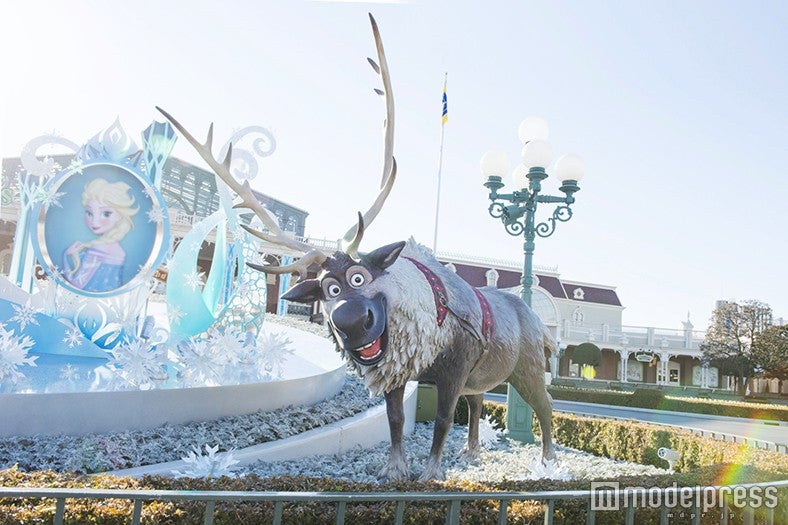 エントランスのデコレーション、スヴェン（C）Disney