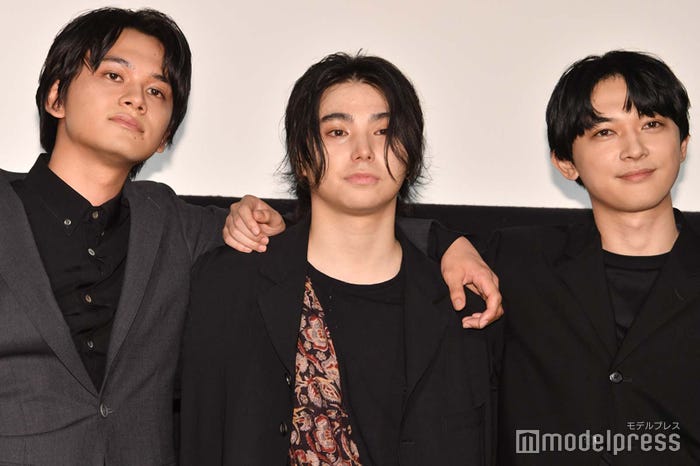 肩を組み客席から拍手が起こった北村匠海、村上虹郎、吉沢亮(C)モデルプレス