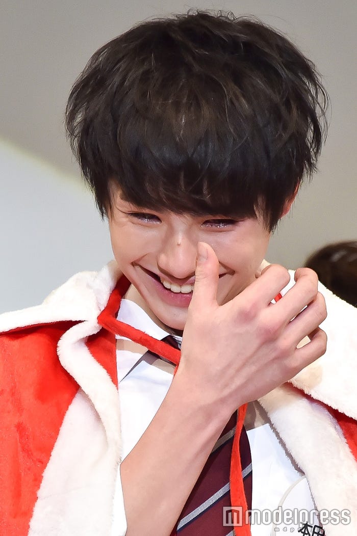 本田響矢くん、涙をぬぐう(C)モデルプレス