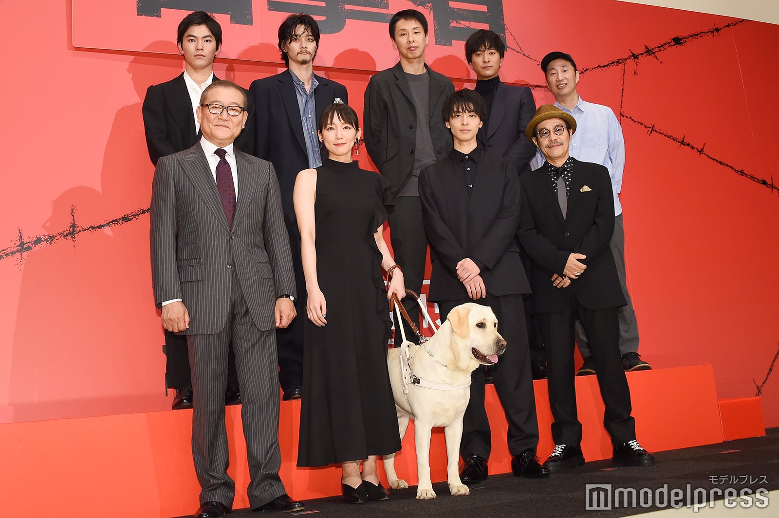 （前列左から）國村隼、吉岡里帆、パル（犬）、高杉真宙、田口トモロヲ（後列左から）松大航也、栁俊太郎、大倉孝二、浅香航大、森淳一監督（C）モデルプレス