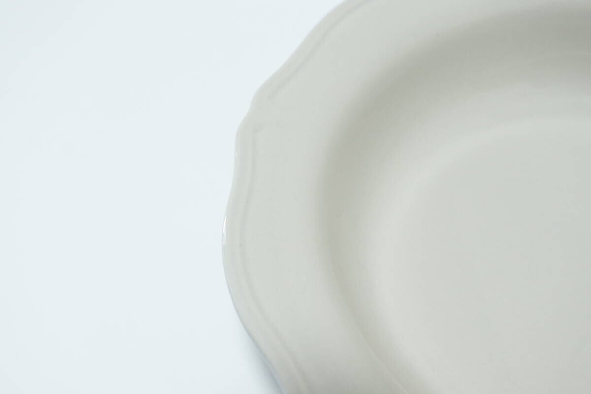 ダイソーのパスタボウル（フラワーシェイプ、GY、19cm）の縁