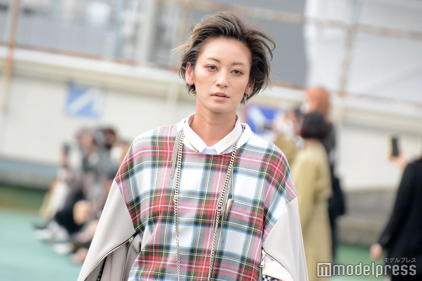 西山茉希、クールな表情で颯爽ランウェイ