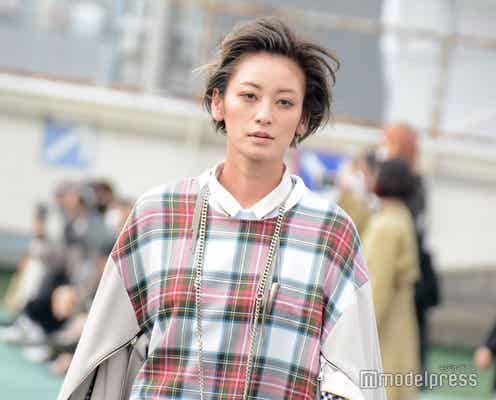 西山茉希、クールな表情で颯爽ランウェイ