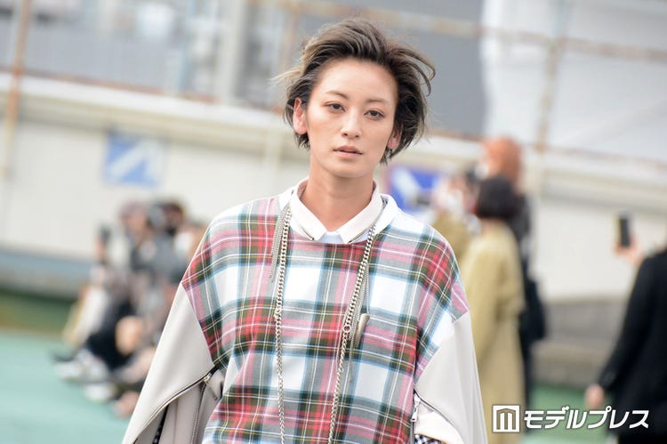 西山茉希 クールな表情で颯爽ランウェイ モデルプレス 西山茉希 クールな表情で颯爽ランウェイ モデルプレス