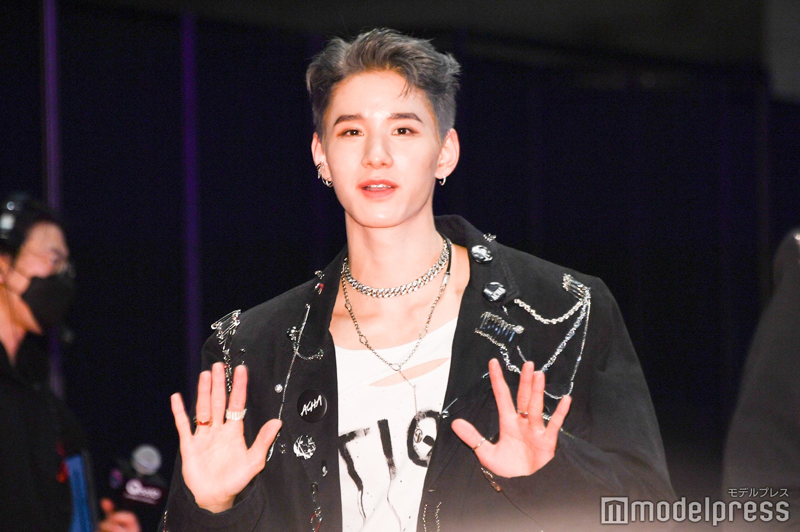 手を振りながら登壇する佐藤景瑚（C）モデルプレス