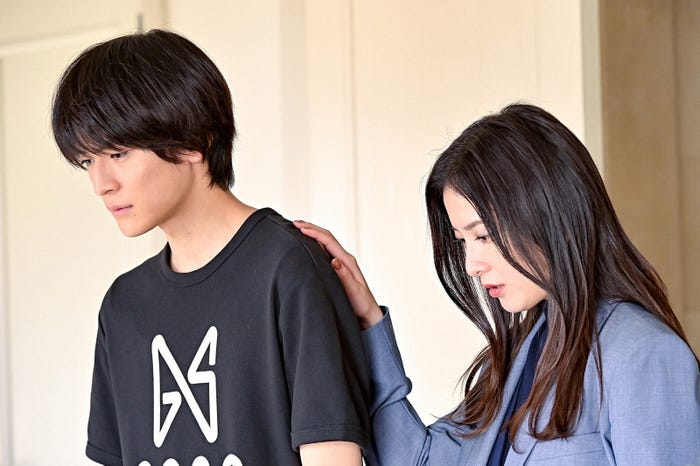 高橋文哉、吉高由里子/「最愛」第5話より(C)TBS