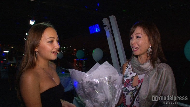 ドバイに嫁いだ元国民的アイドル、“100万円”超の豪華誕生日パーティーに絶句／倉沢淳美さん（右）と娘・ケイナさん（左）／画像提供：毎日放送【モデルプレス】