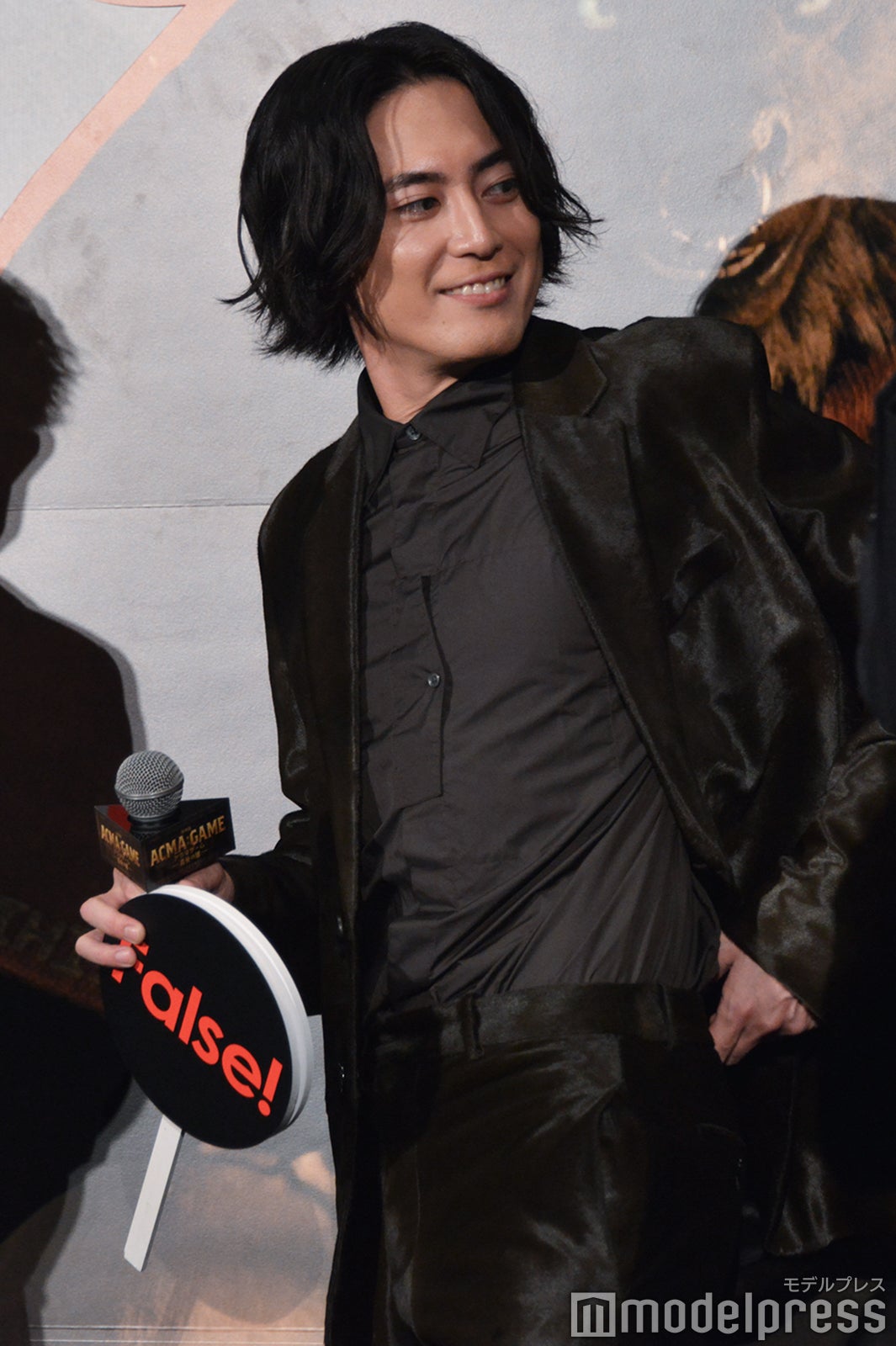 ベルトをつけていないとアピールする間宮祥太朗（C）モデルプレス