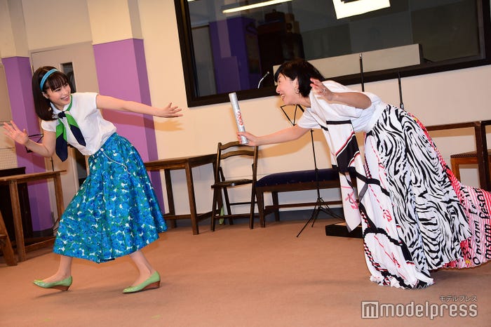 バトンが届かない躍動感!/広瀬すず、安藤サクラ (C)モデルプレス