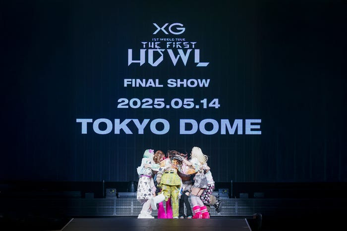 肩を組んで喜ぶXG「XG 1st WORLD TOUR “The first HOWL”」(提供写真)
