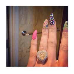 光り輝く指輪を公開／Nicki Minaj Instagram