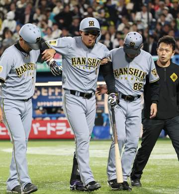 阪神 森下が自打球を左足に当てて途中交代のアクシデント