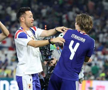 吉田麻也 W杯5大会連続出場の長友へ「しぶとすぎる男」「カッケーっす」本人の反応はまさかのwファンは称える声「サポートに徹する姿に」