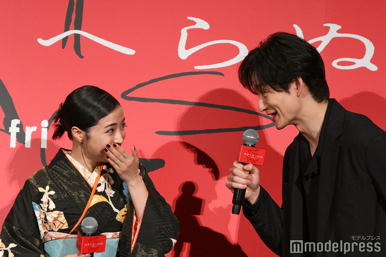 岡田将生（右）の話に笑う広瀬すず（左）（C）モデルプレス
