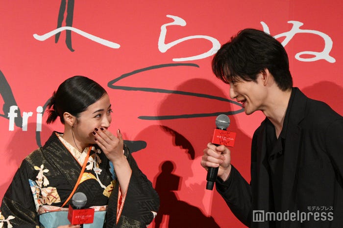 岡田将生(右)の話に笑う広瀬すず(左)(C)モデルプレス