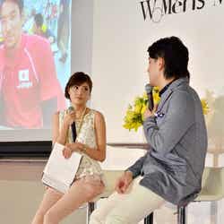 立石諒選手(右)と対談する佐藤ありさ(左)