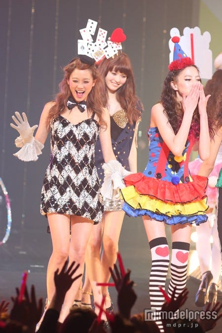 「ViVi」4月号で専属モデル入りを発表した宮城舞(左)