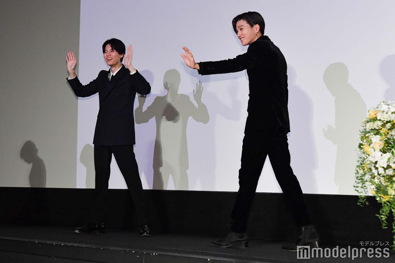 ファンに手を振る萩原利久、八木勇征（C）モデルプレス