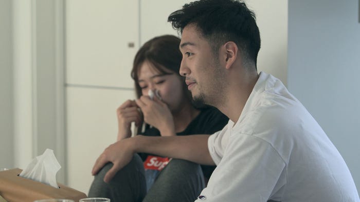 ごく自然と愛華の膝に手を置いていた凌「TERRACE HOUSE TOKYO 2019-2020」25th WEEK(C)フジテレビ/イースト・エンタテインメント