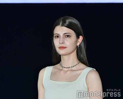 マギー、スラリ美脚披露ワンピで抜群スタイル際立つ<GirlsAward 2022 S/S>
