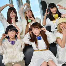 Little Glee Monsterの申年ポーズ（左上から）かれん、MAYU、アサヒ（左下から）manaka、芹奈、麻珠／（C）モデルプレス