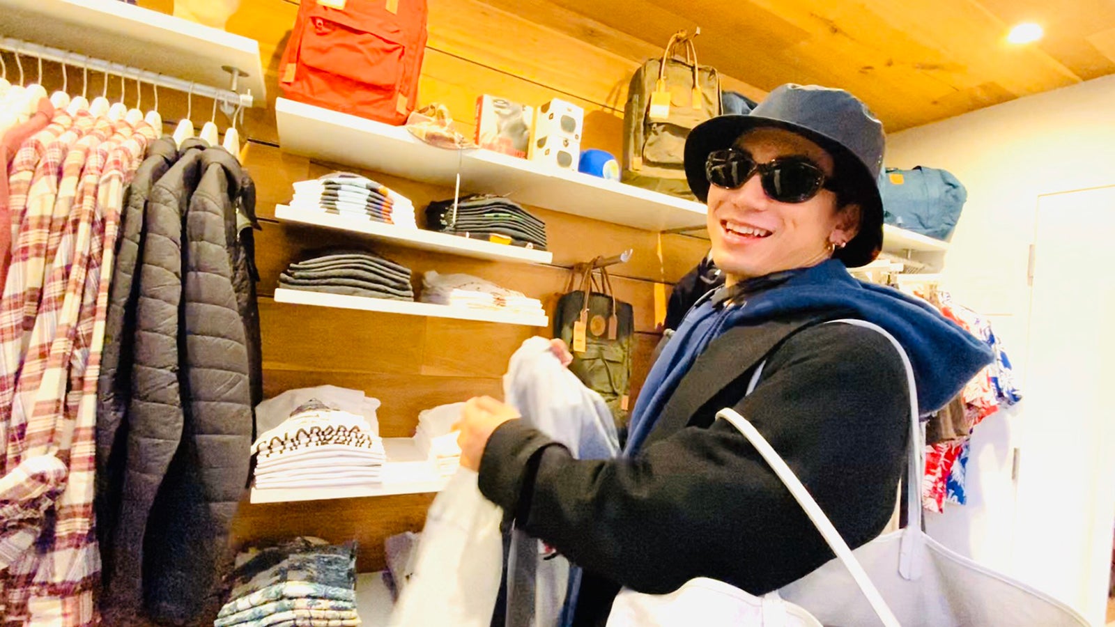 EXILE NAOTO／「『Movin’on』MUSIC VIDEO DOCUMENTおみやげ探し編」より（画像提供：LDH JAPAN）