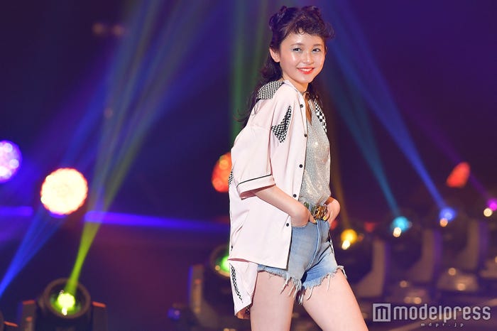 ロングヘアの久間田琳加 (C)モデルプレス