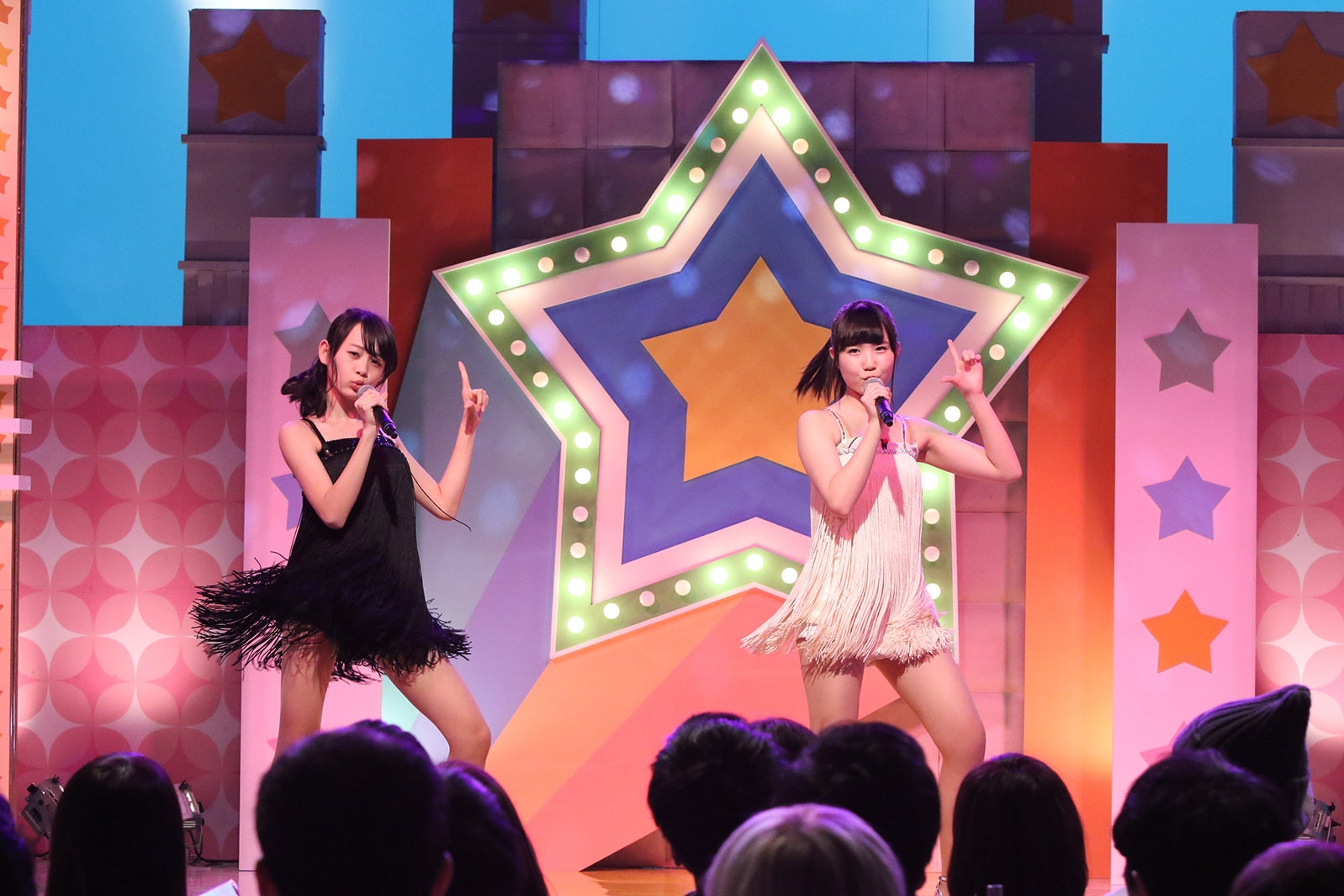 横山結衣、本田仁美（C）HJホールディングス