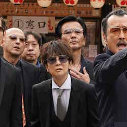 （左から）猪塚健太、藤田朋子、吉田鋼太郎 （C）2022「極主夫道 ザ・シネマ」製作委員会