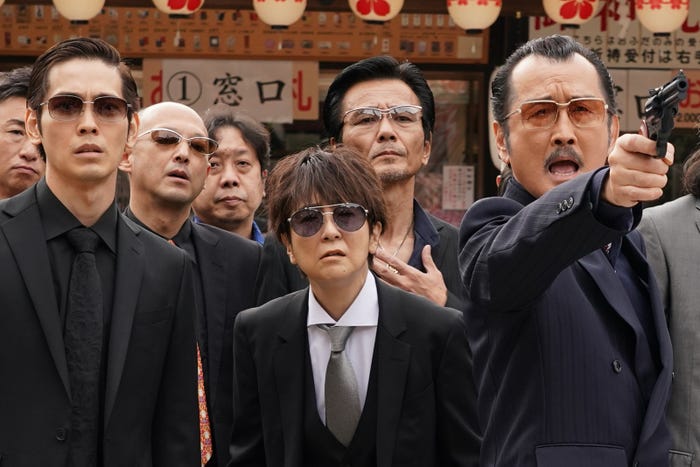 (左から)猪塚健太、藤田朋子、吉田鋼太郎 (C)2022「極主夫道 ザ・シネマ」製作委員会