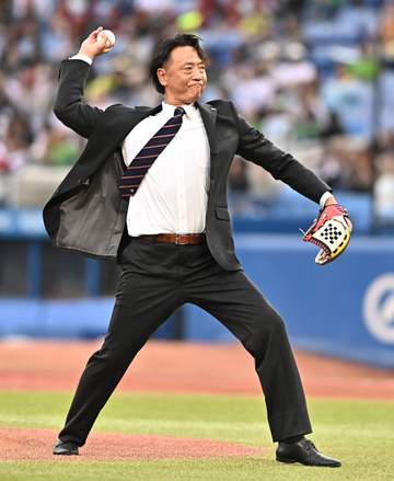 ヤクルト レジェンド・伊藤智仁氏が始球式に登場「スライダーを投げ損なった」 ワンバンに苦笑い 現役時代の魔球披露も