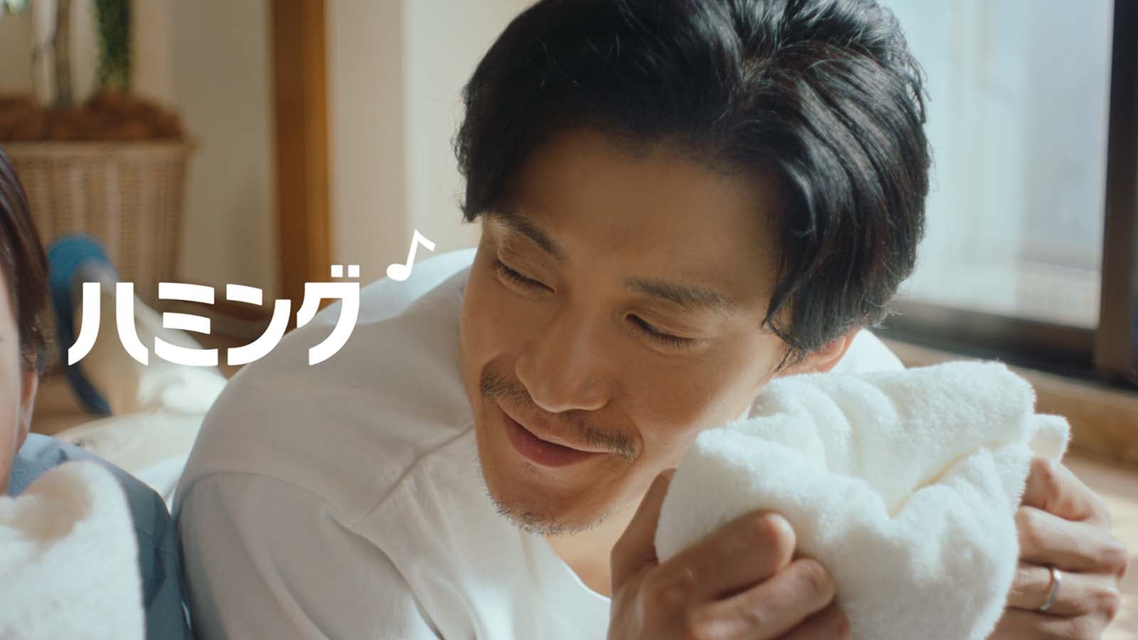 小栗旬「あなたのハミング・部屋干し」篇より（提供写真）