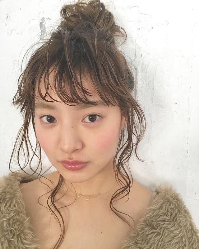 お団子ヘアに合う前髪アレンジ14選 前髪まで気を抜かない大人の垢抜けスタイル モデルプレス