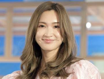 「ヤバ♥どっからどう見てもカップル」紗栄子 16歳長身次男と腕組み相合い傘 ハワイにはモデル長男も合流か