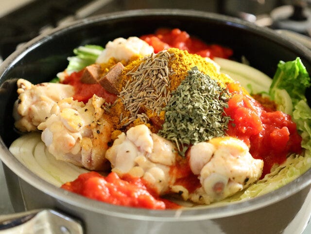 鶏手羽元とその他の材料を鍋に入れる