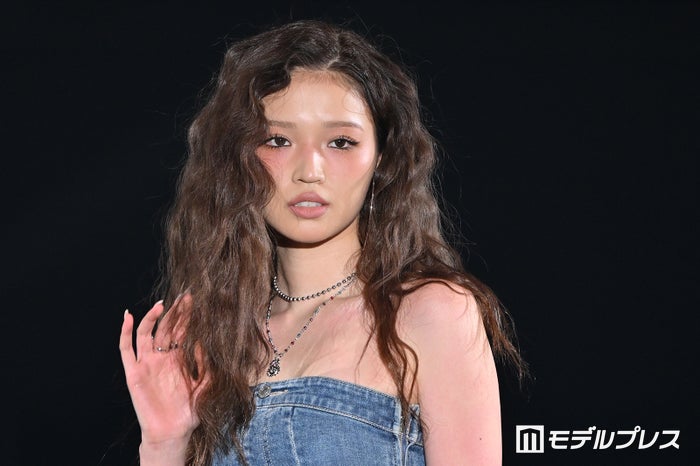 せいら、肩出しワンピで美肌見せ スリットがセクシー【GirlsAward 2024 S／S】