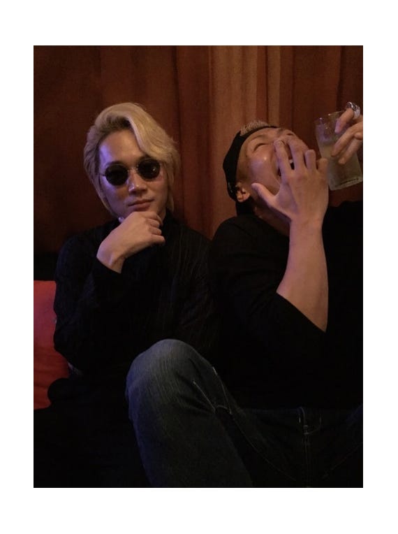 綾野剛&ゴールデンボンバー樽美酒の2ショットが話題 「この人半端ない」驚きエピソードも/樽美酒研二オフィシャルブログ(Ameba)より