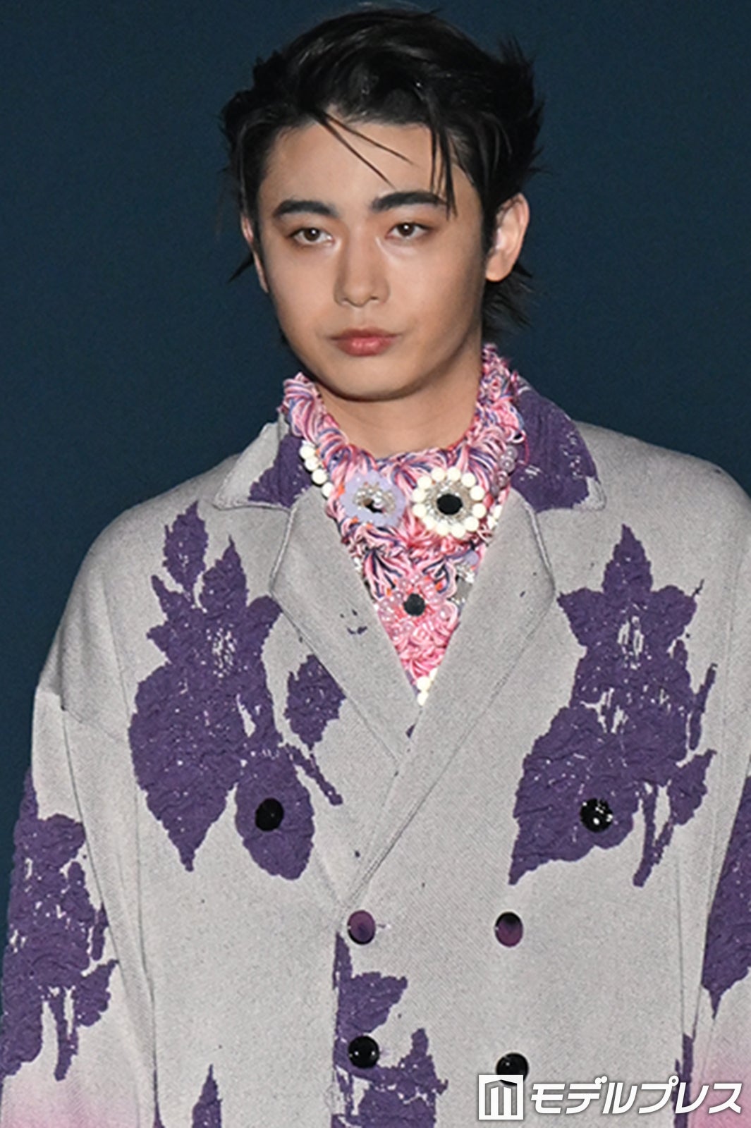 豊田裕大、カラフルインナーで遊び心演出 グラデーション衣装がお似合い【TGC新潟2026】