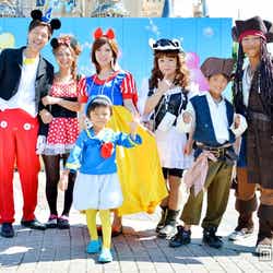 ミッキーマウス、ミニーなど様々なコスチュームを着た磯野さん一家