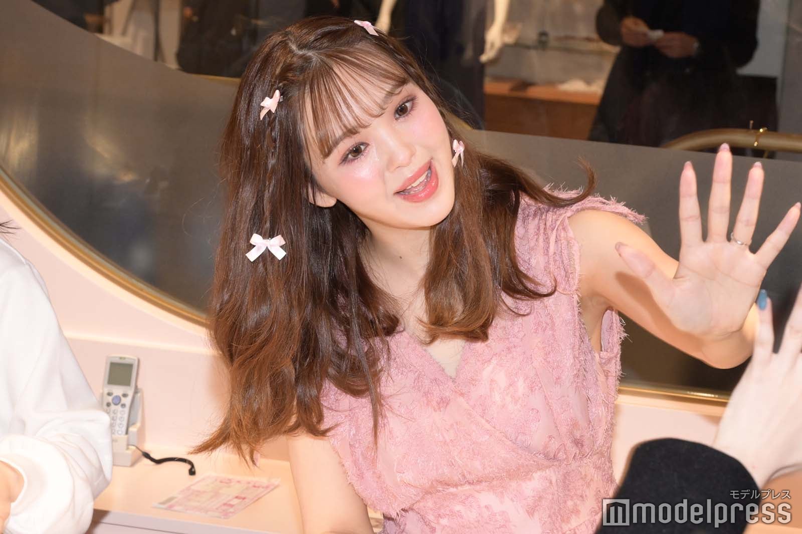 接客を楽しむ藤田ニコル（C）モデルプレス