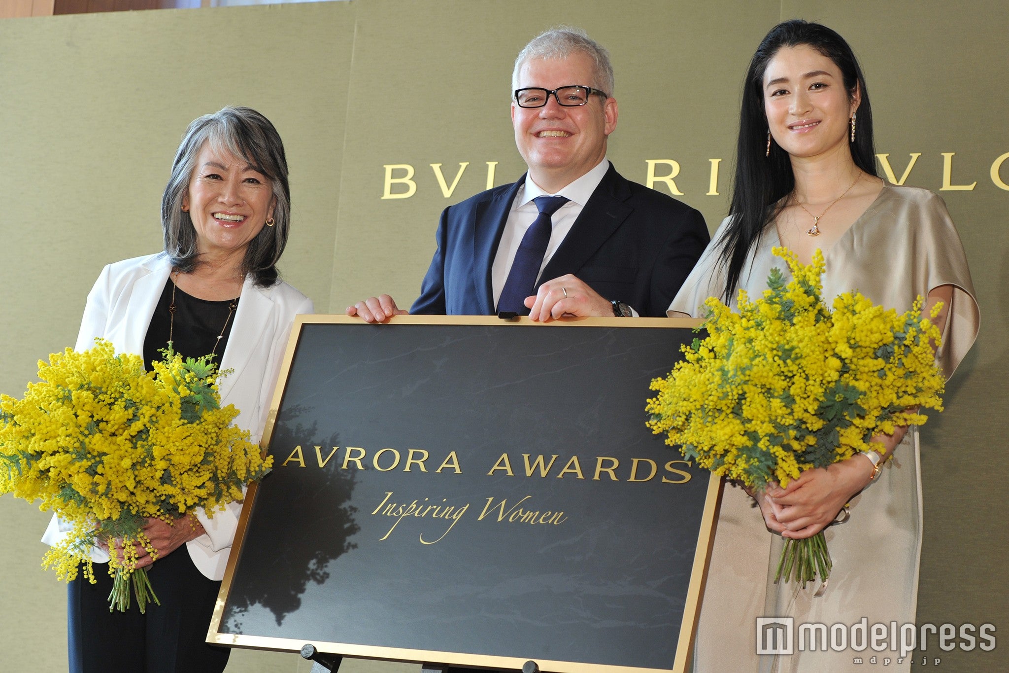 小雪（右端）／（C）モデルプレス