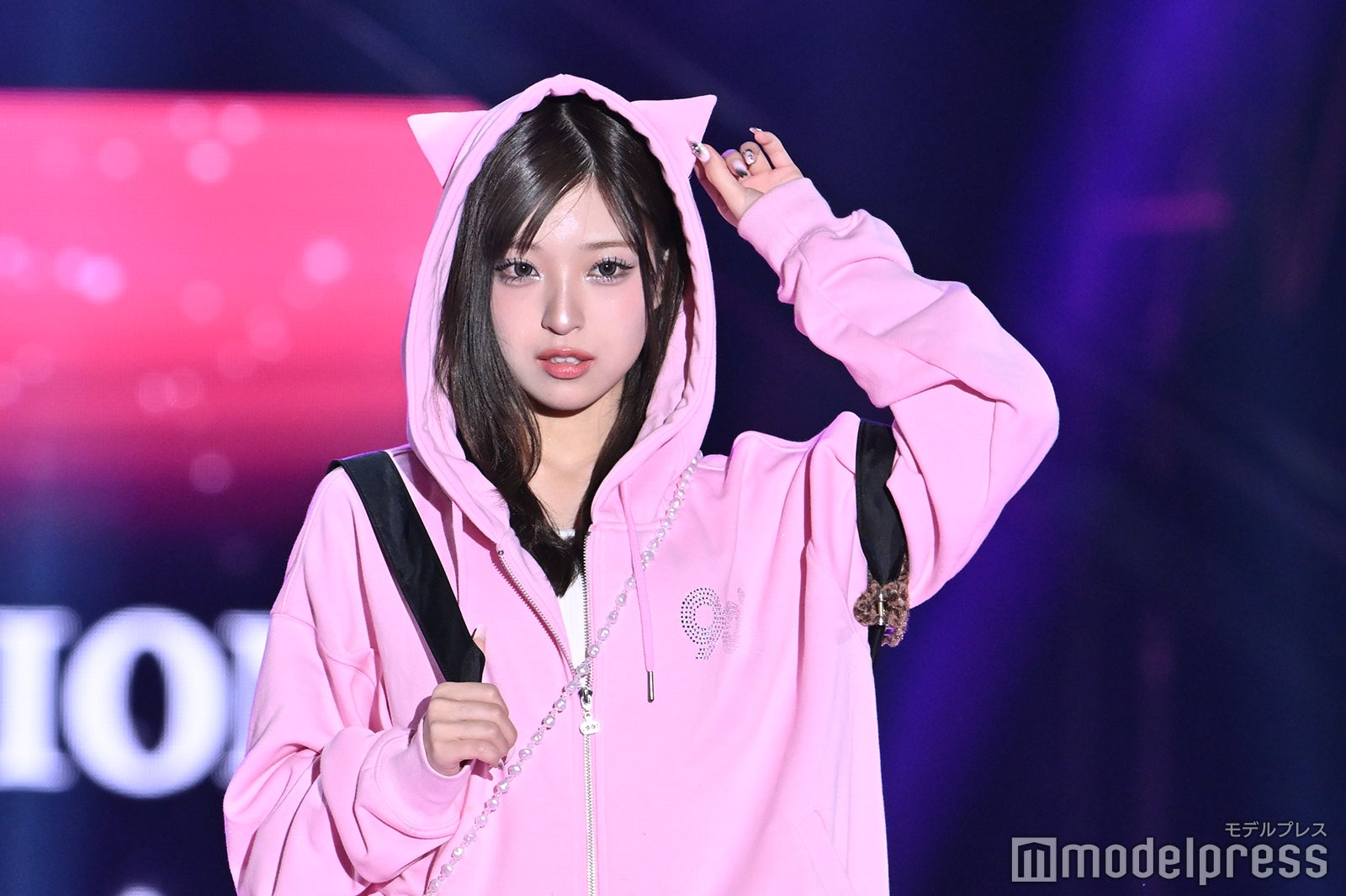 MINAMI、平成ギャルコーデが可愛い 猫耳フーディーから美脚披露【TGC2025S/S】