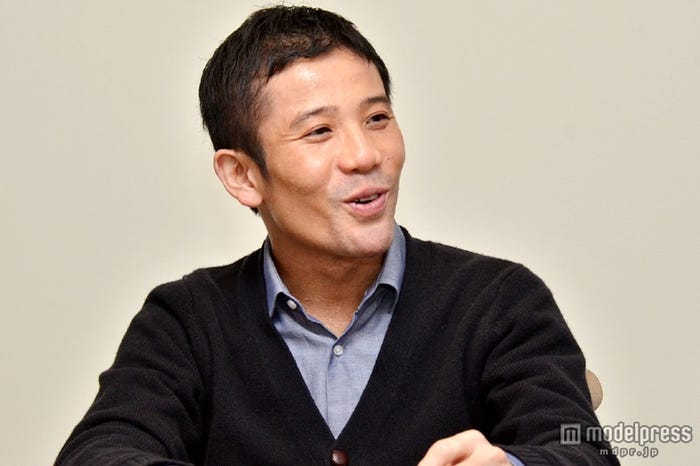 モデルプレスのインタビューに応じる森田修平監督