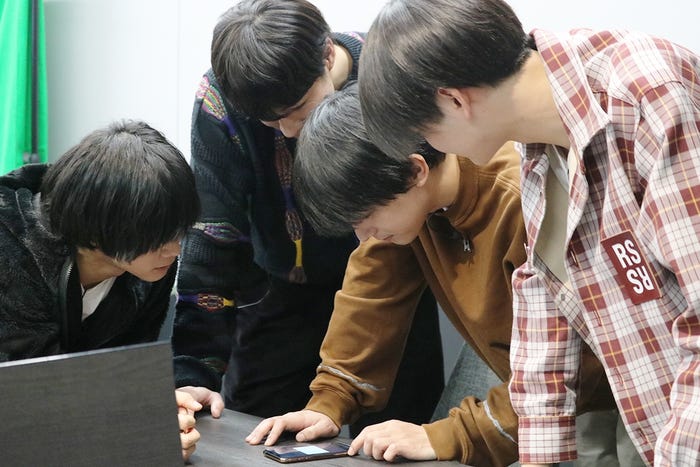 ゲームを一休みして出前を頼む面々(提供写真)