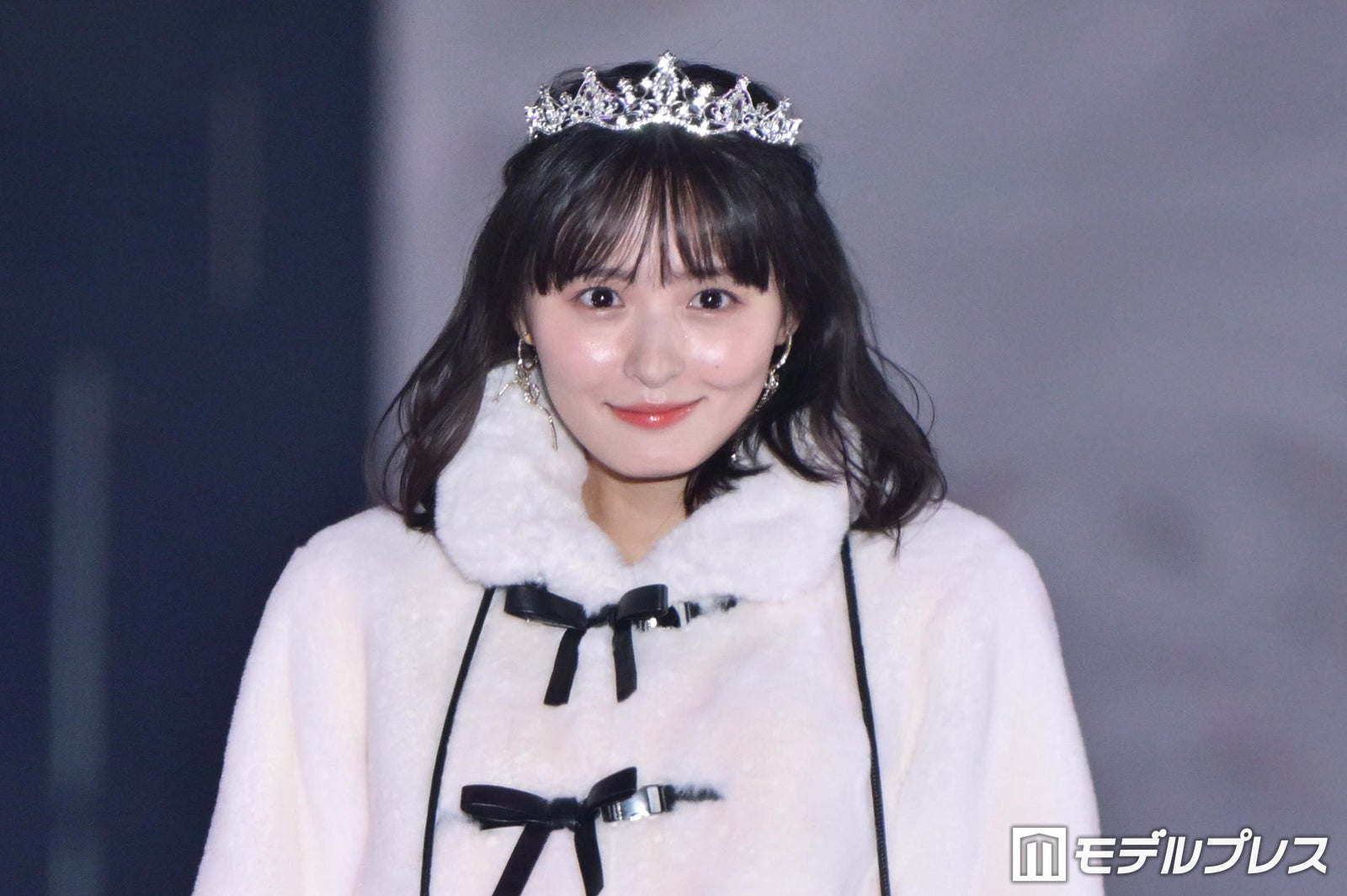 乃木坂46遠藤さくら、美脚際立つミニスカ×ブーツ姿 ティアラ身につけた甘めコーデに「リアルプリンセス」と反響【ガルアワ2026A/W】