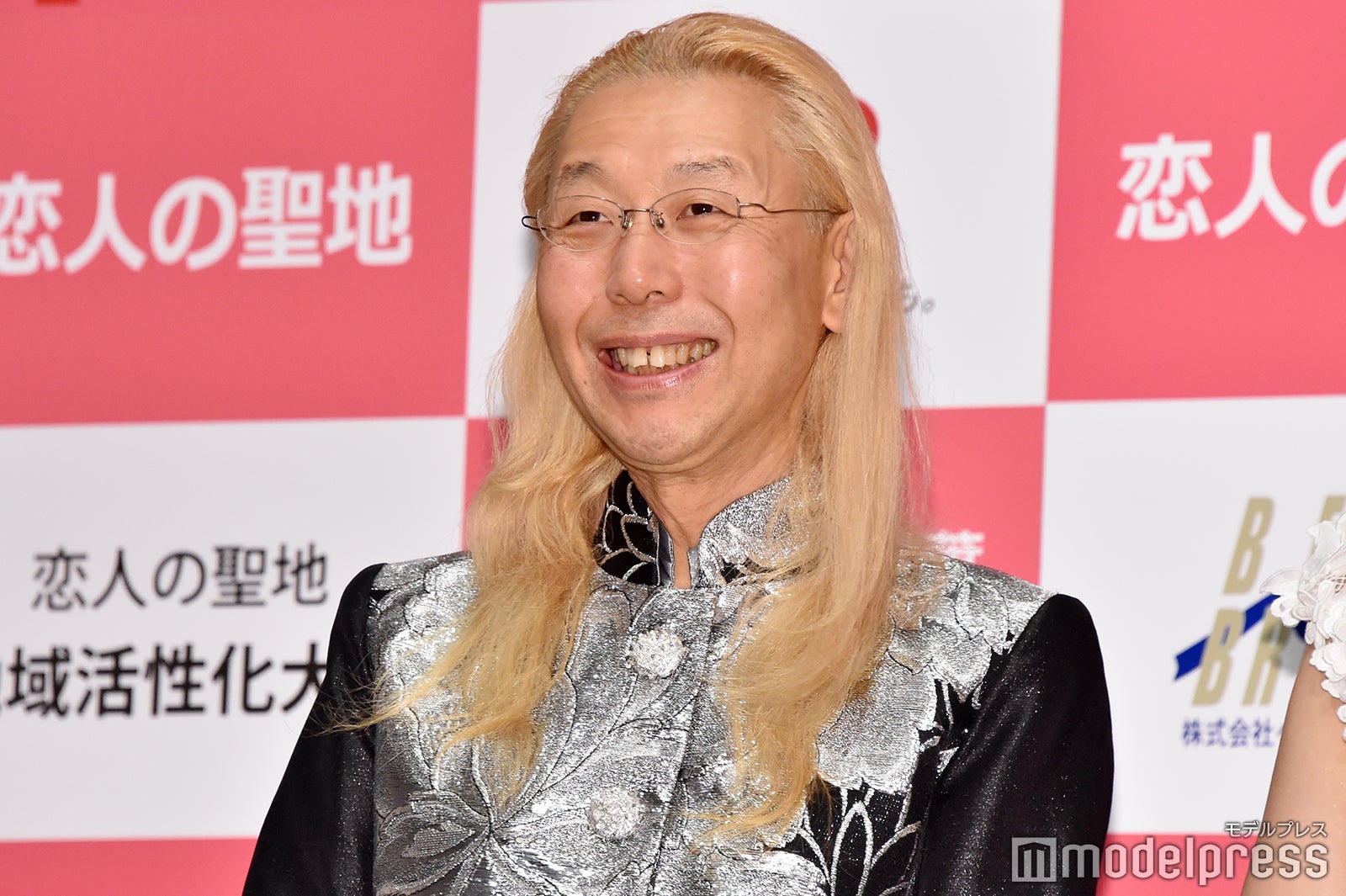 假屋崎省吾、“総額7億円”軽井沢の豪華別荘公開 敷地面積1300坪以上の広々空間・こだわり家具に驚きの声